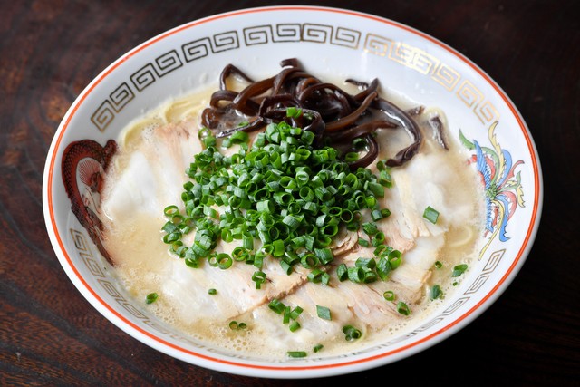 ラーメンストックで高田馬場 でぶちゃん の博多ラーメンを通販してみた ご飯にのせたい８万のもの